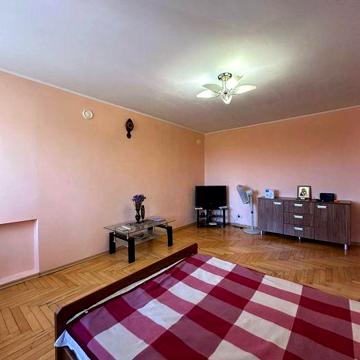 Продам 2 кімнатну чешку на третьому поверсі.