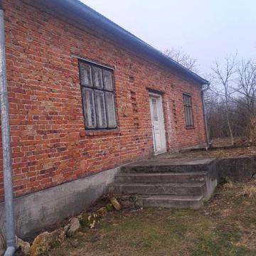 Продам будинок в центрі села.  Ясенів велика площа землі