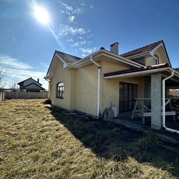 Продам особняк площею 210м2 та 10 соток землі