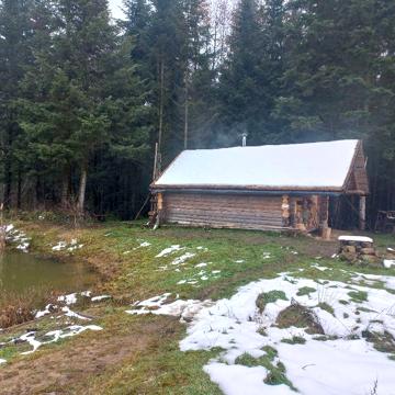 Будиночок в селі біля озера