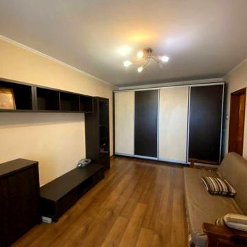 Продам квартиру Ревуцького 18а