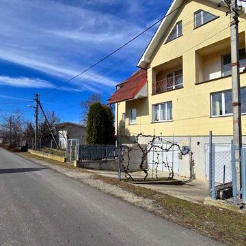 Добротний напівособняк з ремонтом та ділянкою у чудовому місці