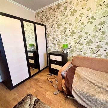 Бровари. Центр. вул. Чорних Запорожців 50. 3-кім., 74.7 м2, ремонт.