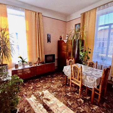 Продається 2-кімнатна квартира. Чортків