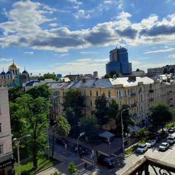Леоніда Первомайського вул., 9а