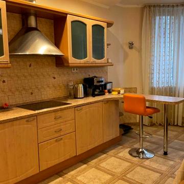 М. Лагунової 18б продаж затишної трикімнатної квартири.