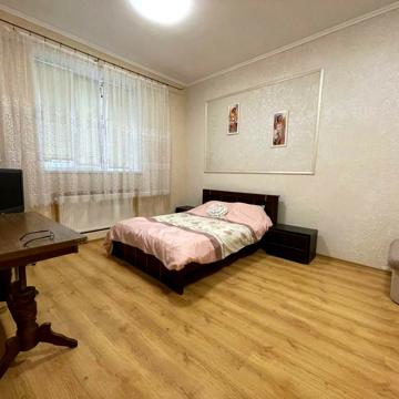 Гетьмана Петра Дорошенка вул. (), 60