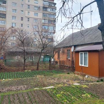 Продаж однокімнатної квартири з власною ділянкою.