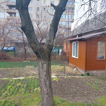 Продаж однокімнатної квартири з власною ділянкою.
