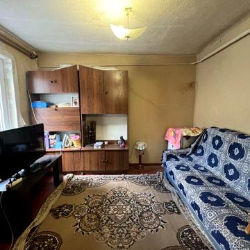 Продам хорошу квартиру з двориком у центрі міста Узин