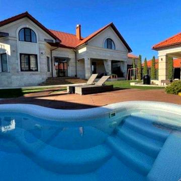 Современный новый дом с бассейном Совиньон 2