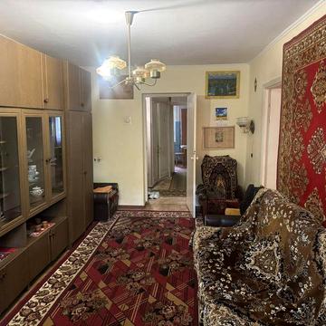 Продаж трьохкімнатноі квартири