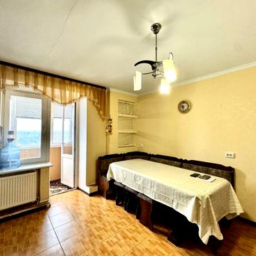 Продаж 2к квартири 74 кв. м на вул. Дубовецька 37