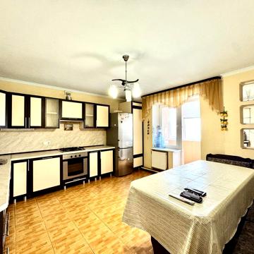 Продаж 2к квартири 74 кв. м на вул. Дубовецька 37