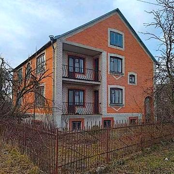 Продам приватний будинок з додатковими спорудами
