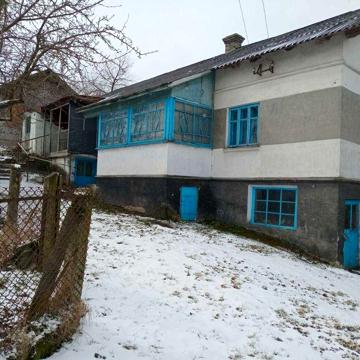 Будинок у селі Шпиколоси