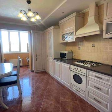 Продам 2-кімн.кв. 88 кв.м по вул.  Маслова, центр