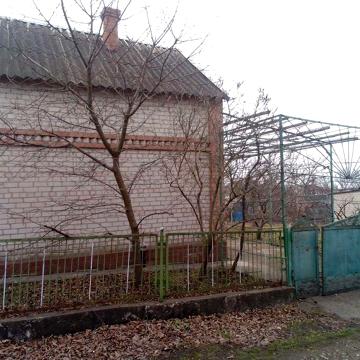 Дача з земельною ділянкою