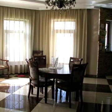 Двоповерховий будинок у Київському районі