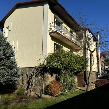 Продаж багатокімнатного будинку