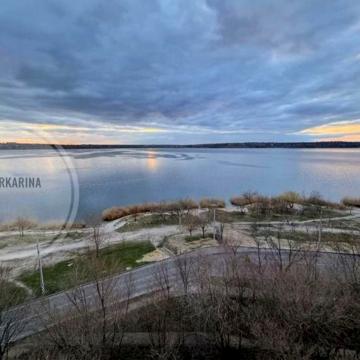 Лазурна/Намив 1к крупна квартира з ремонтом з видом на річку