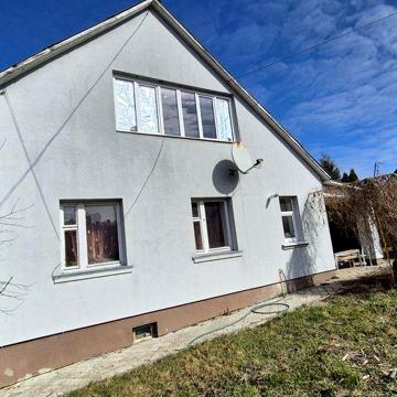 Продаж будинку з облаштованою територією