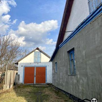 Продається просторий цегляний будинок у гарному районі.