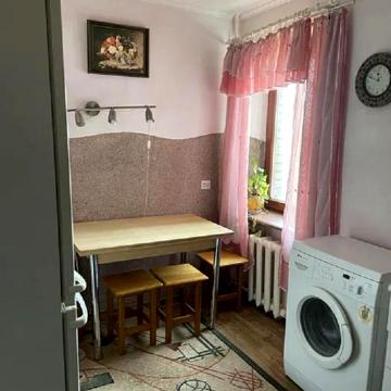 Листопадна вул., 10