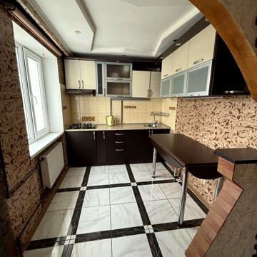 Продаеться  квартира три команты
