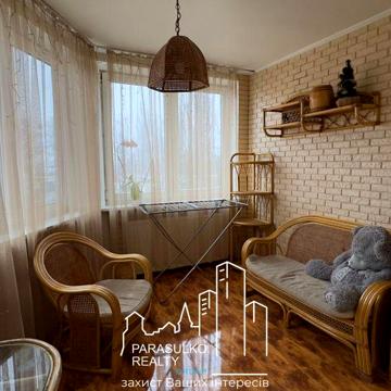 Продам простору 3-х кімнатну квартиру з гаражем