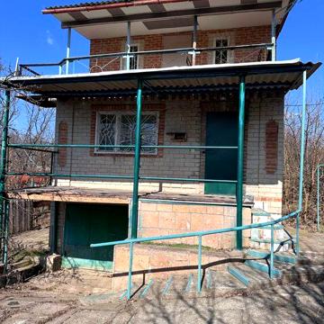 дача на березі річки