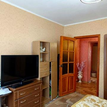 Продається простора 3-кімн. квартира р-н ДОС перший поверх