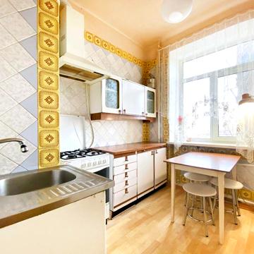 Радистів вул., 10