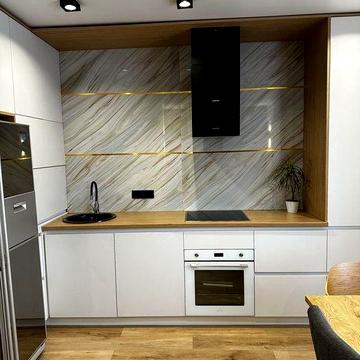 Продаж котеджу з закритою великою територією. Новий двір