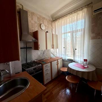 Будівельників вул., 36