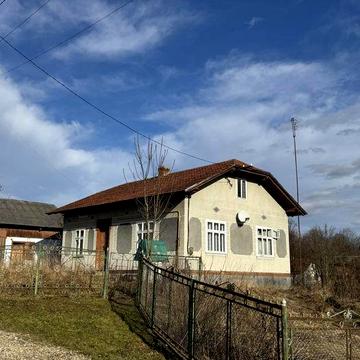 Будинок у селі Брониця
