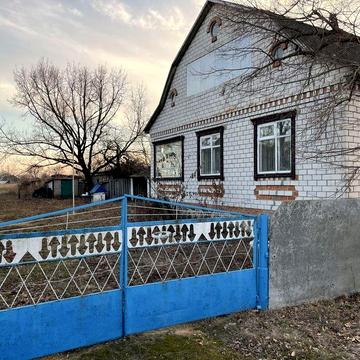 Будинок із земельною ділянкою в центрі села Хорішки