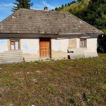 Продам хату, приватизована з земельною ділянкою.