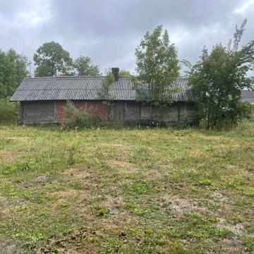 Земельна ділянка з деревяним будинком