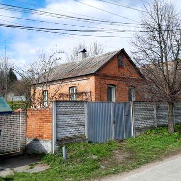 Продам будинок на Пятничанах зі зручностями на 10с