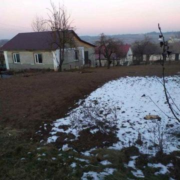 Продаж одноповерхового будинку з добудовою і ділянкою.