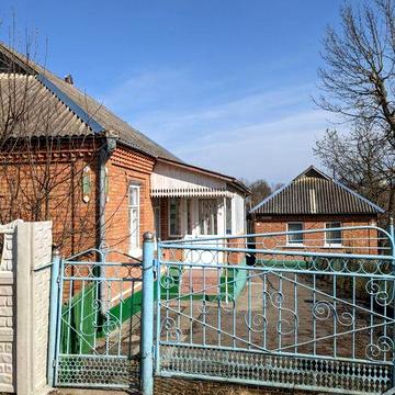 Цегляний будинок неподалік м. Хмельницького