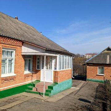 Цегляний будинок неподалік м. Хмельницького