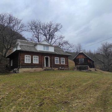 Житловий будинок з чудовим краєвидом на Карпати