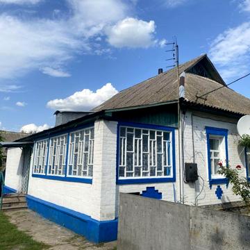Приватний будинок у селі з ділянкою