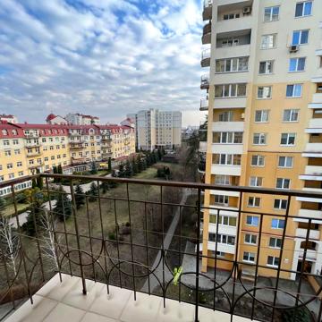 Валерія Лобановського вул., 13
