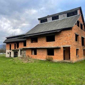 Будинок з великою ділянкою