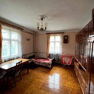 Особняк в центрі окремий двір міські комунікації