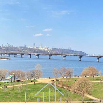 Дніпровська набережна вул., 13