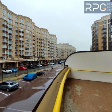 Молодіжна вул., 10